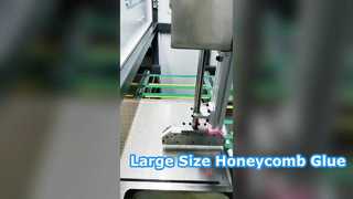 Máquina encoladora para fabricar paneles alveolares de aluminio.