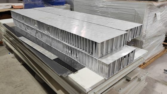 El panel de panal de abejorro de aluminio soldado utilizado en el techo flotante interno