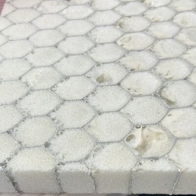 El núcleo de panal de aluminio se puede llenar con materiales de espuma de alta densidad media y baja