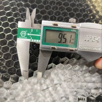 Agujas de perforación con ranuras de núcleo de panal de aluminio longitud lateral de 5,5 mm