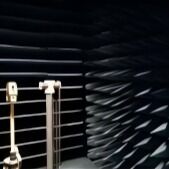 El núcleo de panal de miel de aramida impregnado con un revestimiento absorbente se puede usar para proteger las habitaciones