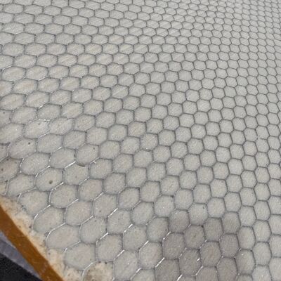 El núcleo de panal de aluminio se puede llenar con materiales de espuma de alta densidad media y baja