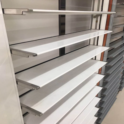 Aplicación del panel de panal de abejorro de aluminio PVDF en el sistema de sombreado exterior