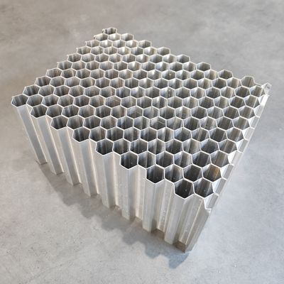 Núcleo de panal de aluminio de dos piezas de tipo adhesivo utilizado en barreras de prueba de choque deformables
