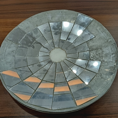 Se utilizan paneles de aluminio de panal de miel ligeros y resistentes en paneles solares